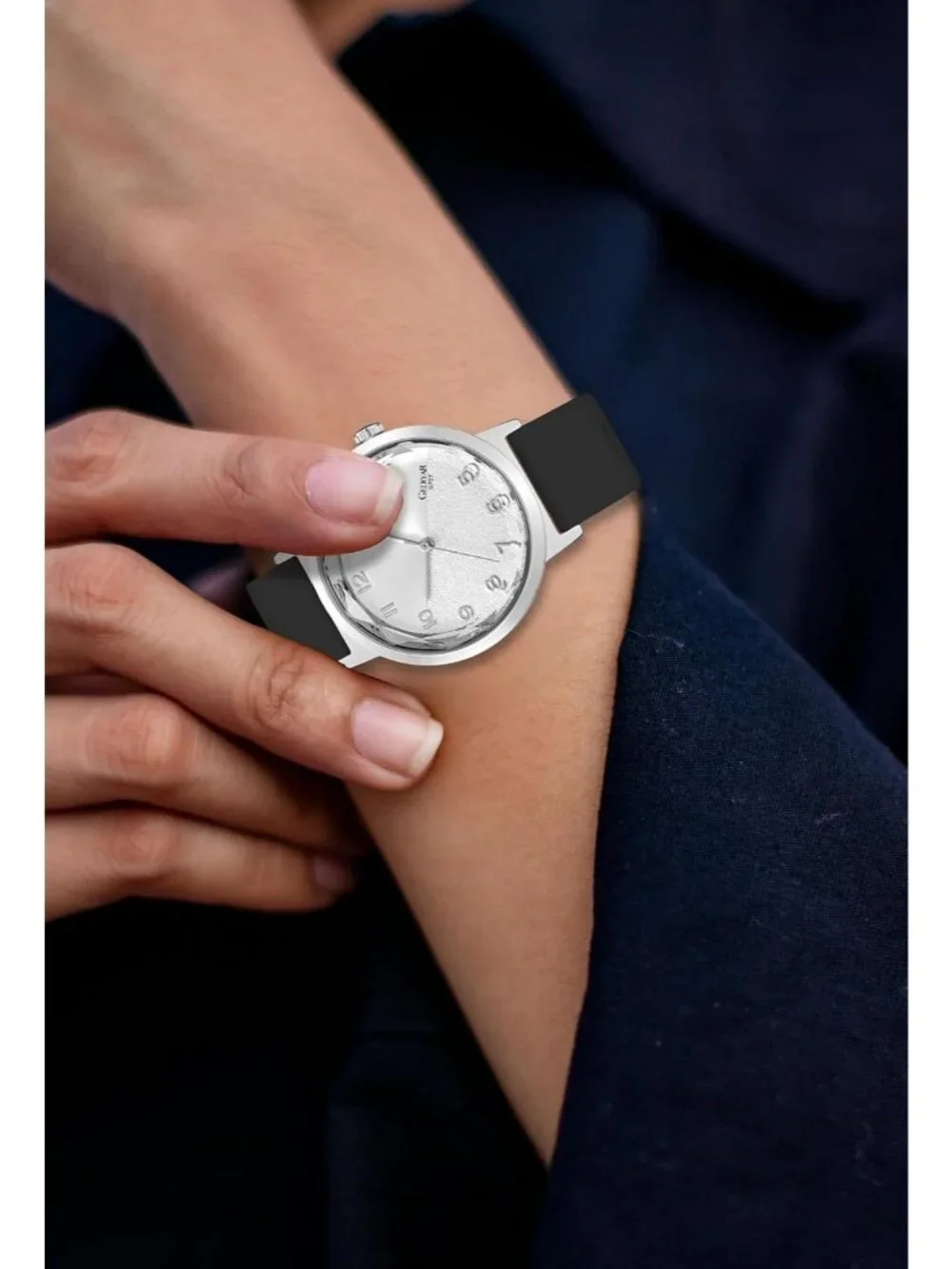 Women's Black Silver Analog Quartz Silicone Timepiece Waterproof Casual Watch